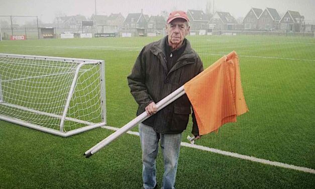 Klaas Bankersen (95) als eerste Oostknollendammer geprikt